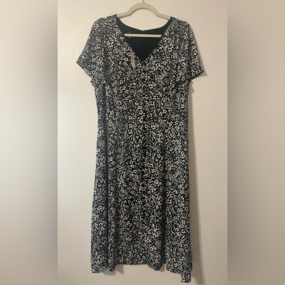 Talbots Black & White Floral Abstract Dress Womens Size 14 Short Sleeve Midi NWT